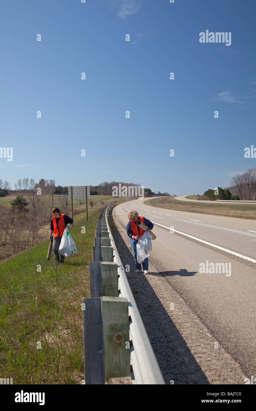 Freiwillige Abholung Wurf in verabschieden eine Autobahn-Programm Stockfoto