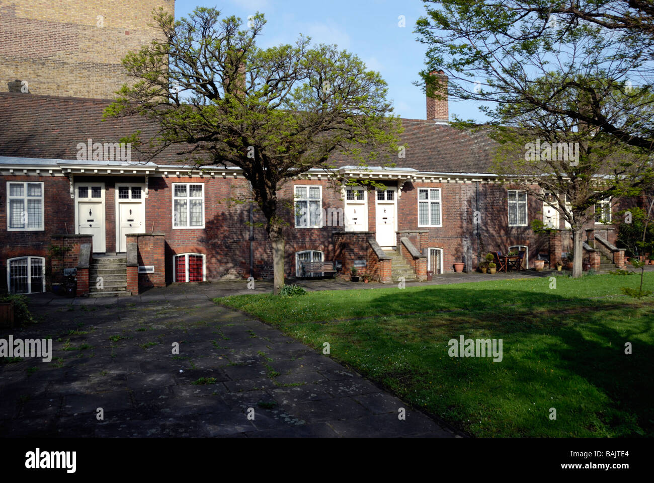 Klasse 1 aufgeführten Trinity grün Armenhäuser am 27 Meile Ende Straße Whitechapel in London Stockfoto
