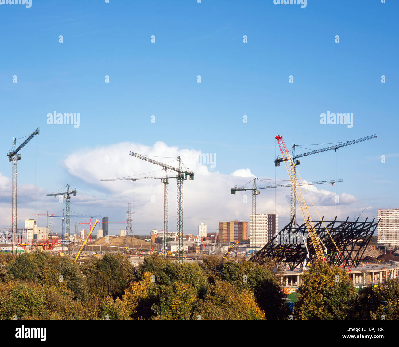 2012 Olympiastadion strengeren Blick auf Stahl Rahmen und Kräne London 2009 populous Architekten Stockfoto