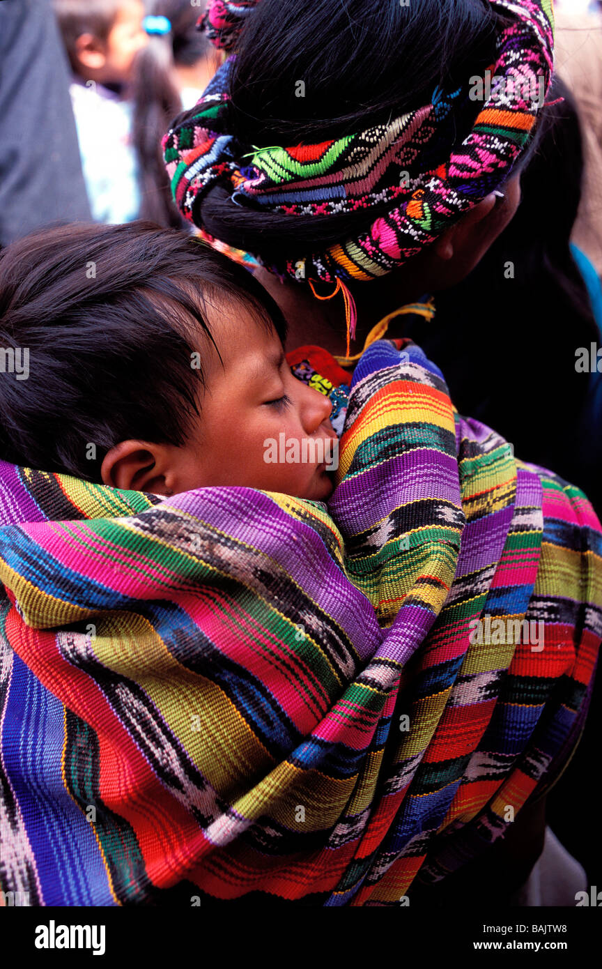 Guatemala, Quetzaltenango Abteilung, San Martin Sacatepequez, San Martin-Fiesta, Mutter und Kind Stockfoto