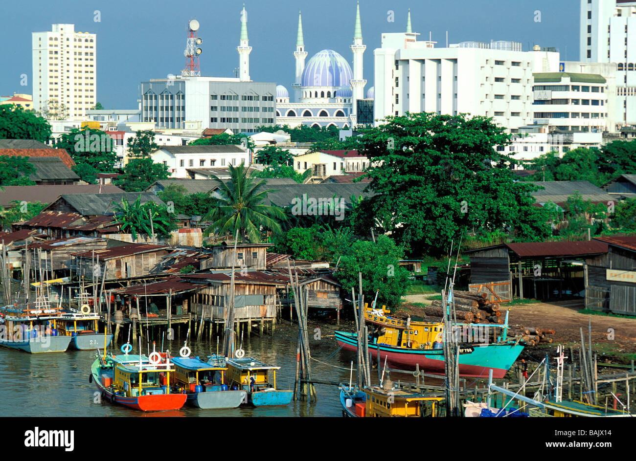 Malaysia, Bundesstaat Pahang, Kuantan, Boote und Häuser auf Stelzen im Hafen Stockfoto