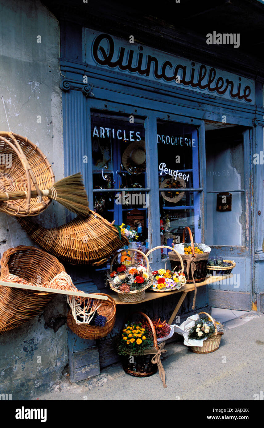 Fassade eines Geschäfts mit alten Stil, Körbe und Blumenstrauß, Sault, Vaucluse, Frankreich Stockfoto