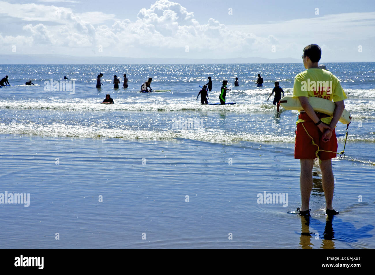Rettungsschwimmer beobachten Badegäste am Strand Stockfoto