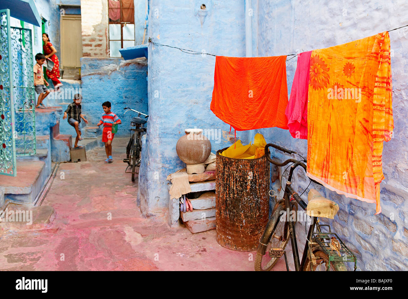 Indien, Rajasthan State, Jodhpur, die blaue Stadt Jungen auf der Straße Stockfoto