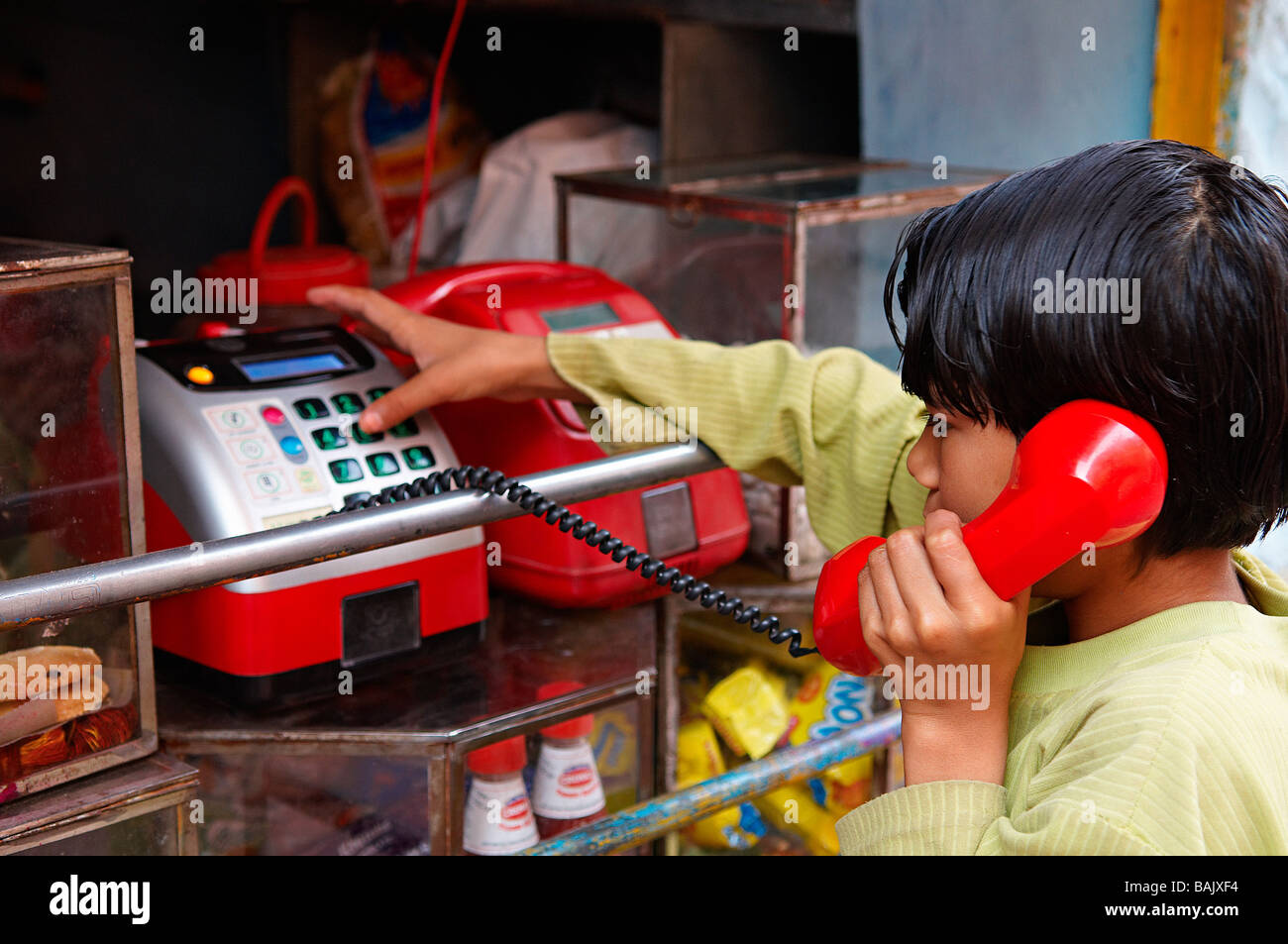 Indien, Rajasthan State, Jodhpur, die blaue Stadt Junge am Telefon Stockfoto