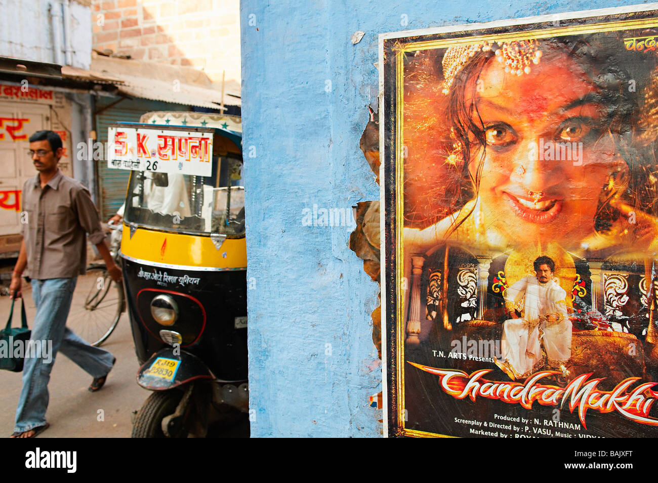 Indien, Rajasthan State, Jodhpur die blaue Stadt Mann auf der Steets und poster Stockfoto