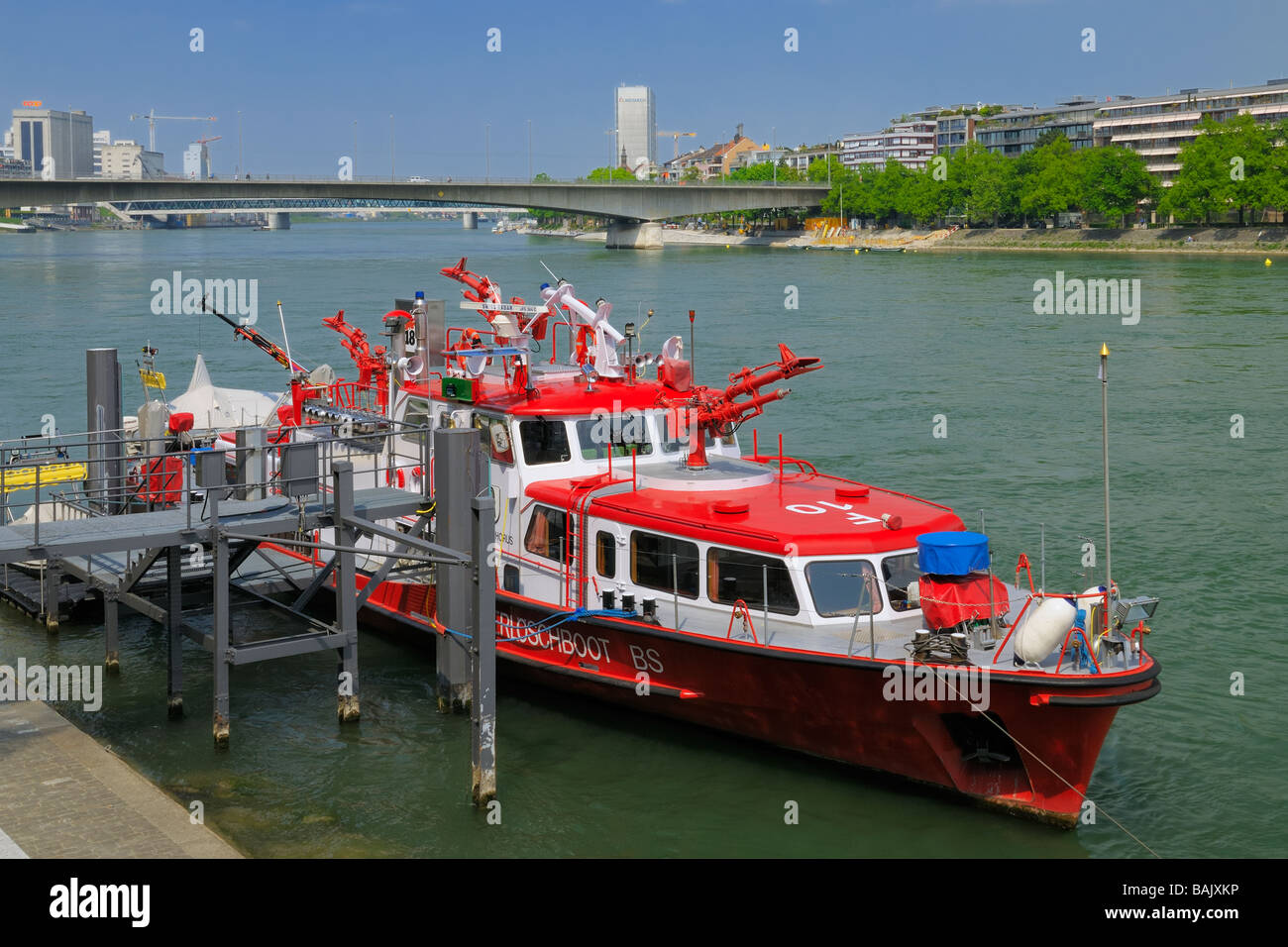 Eine Brandbekämpfung Schiff am Ufer des Rheins in Basel, Basel-Stadt, Schweiz. Stockfoto