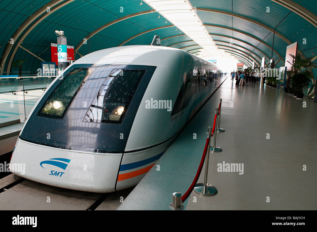 China, Shanghai, Magnetschwebebahn MagLev (Magnetschwebebahn), fährt der Zug 18 Meilen (30 Kilometer) von Pudong Stockfoto