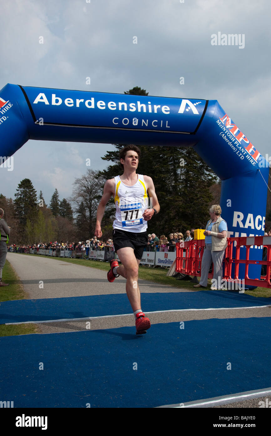 Ziellinie bei den Run Balmoral Balmoral Castle Road Races Samstag, 25