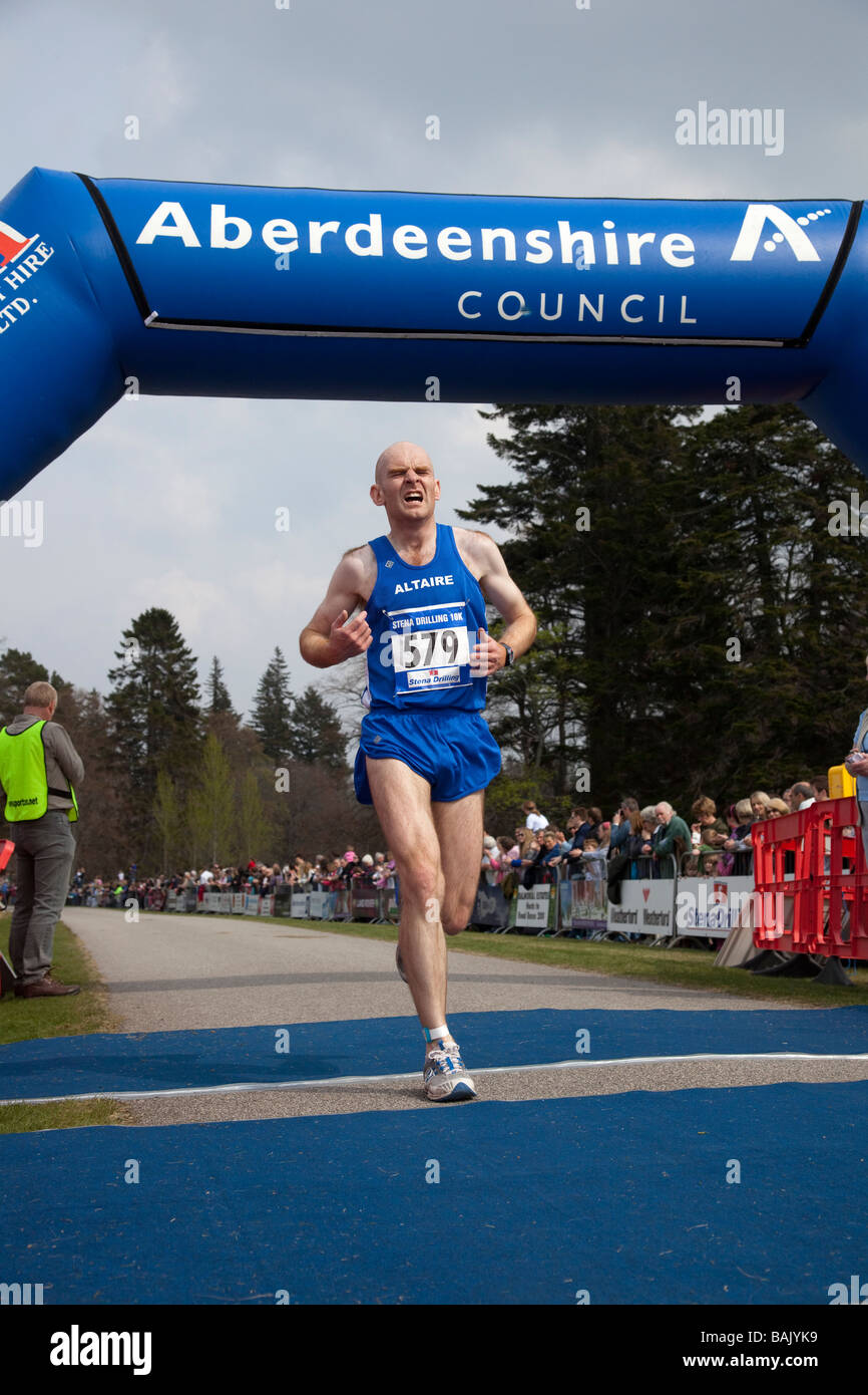 Ziellinie bei den Run Balmoral Balmoral Castle Road Races Samstag, 25