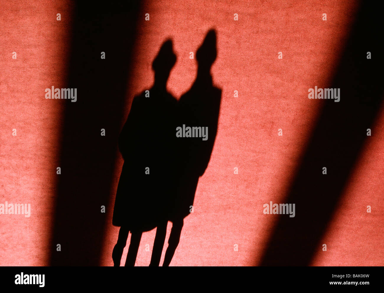 Abstrakte Sicht von einem Paar s Schatten auf einem roten Teppich Stockfoto