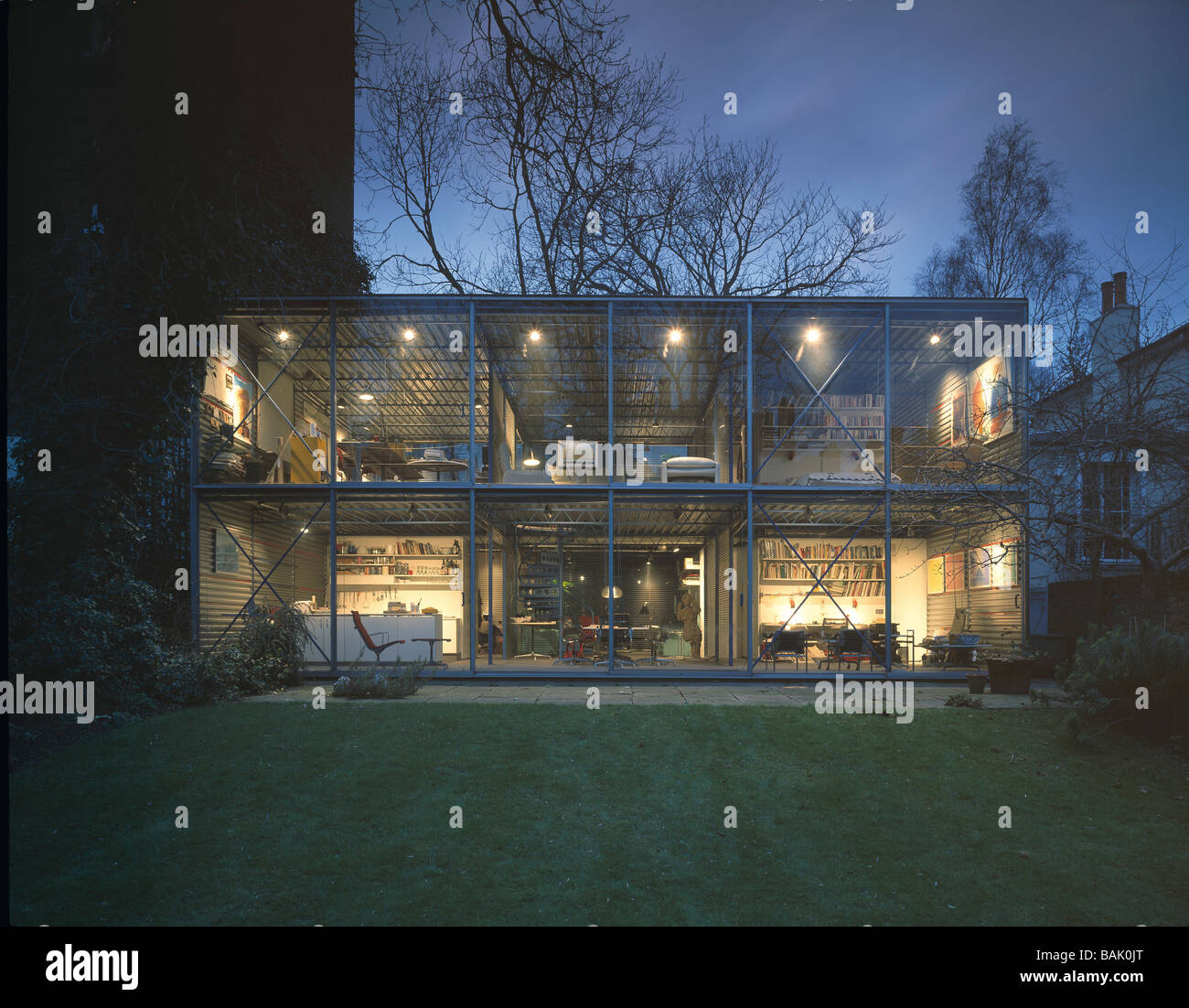 Hopkins House, London, Vereinigtes Königreich, Hopkins Architects, Hopkins Glas Haus Haus vom Garten in der Nacht. Stockfoto