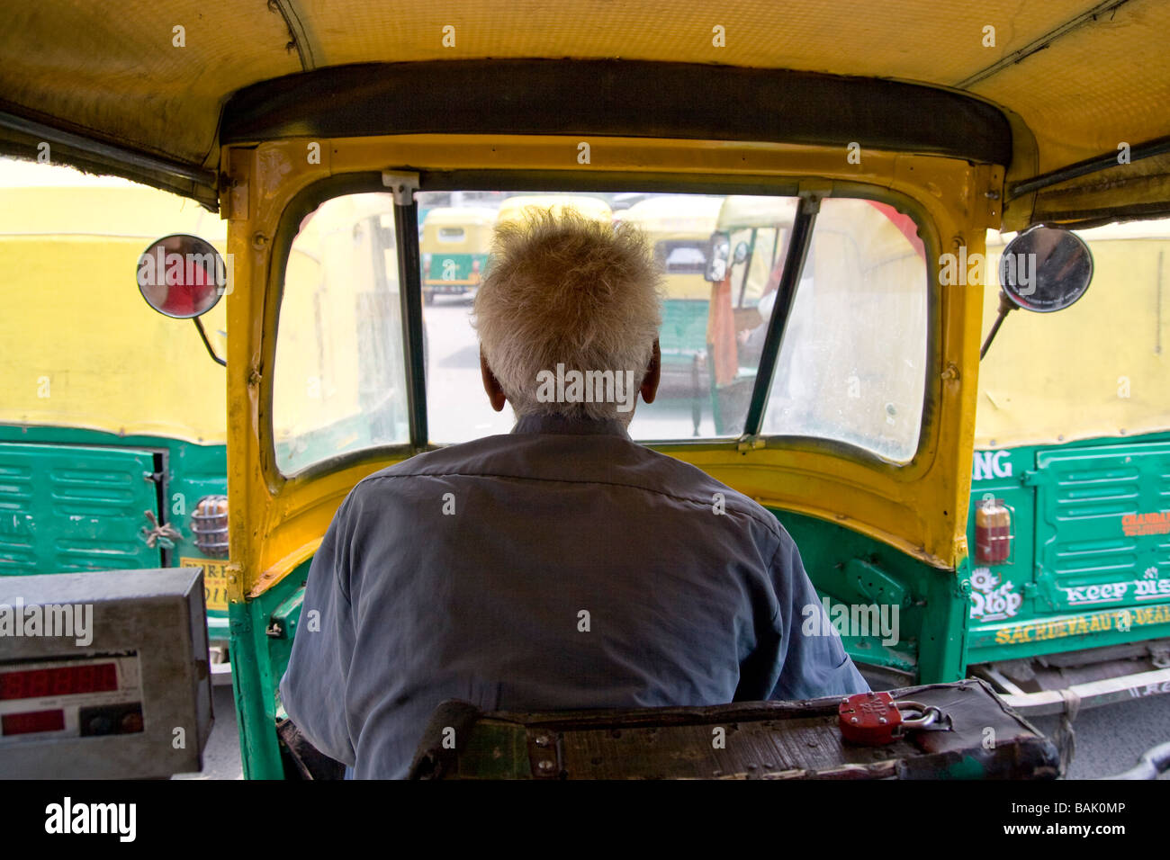 Indien-Delhi die Sicht von innen ein Tuk-Tuk auch bekannt als Auto Ricksha im überfüllten Verkehr Stockfoto