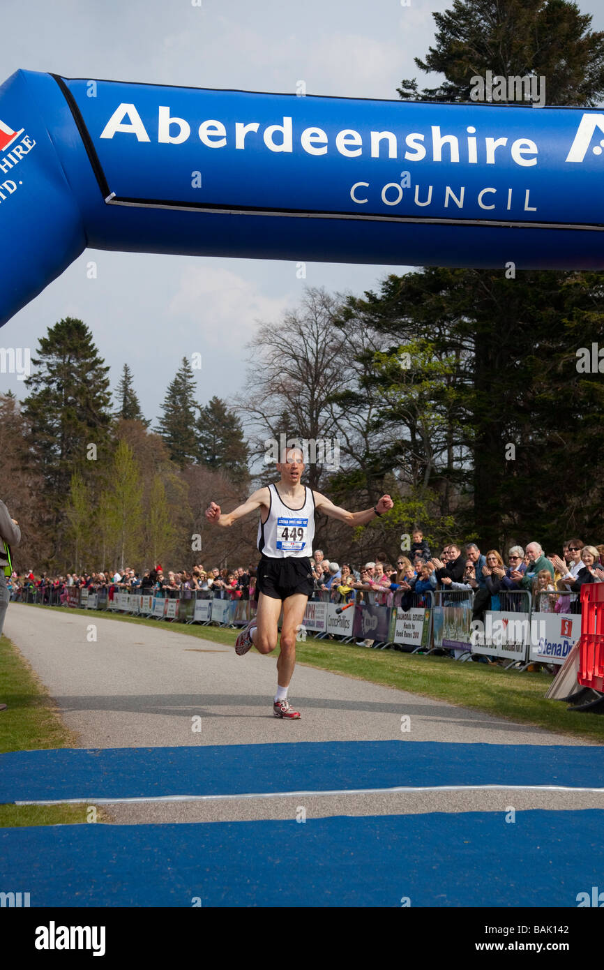 Ziellinie bei den Run Balmoral Balmoral Castle Road Races Samstag, 25