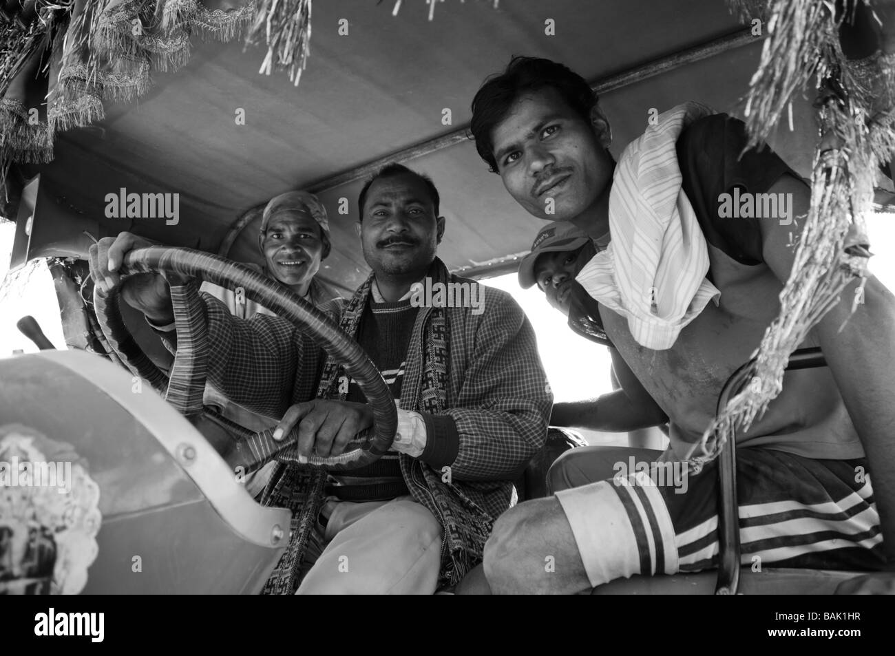 nepalesische Männer posieren für die Kamera Stockfoto