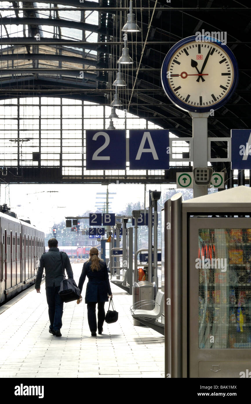 Mann und Frau zu Fuß auf einem Zug Bahnhof Bahnsteig Stockfoto