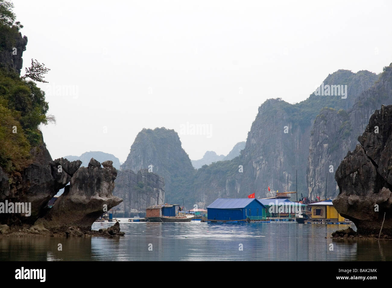 Schwimmendes Dorf in Ha Long Bay Vietnam Stockfoto