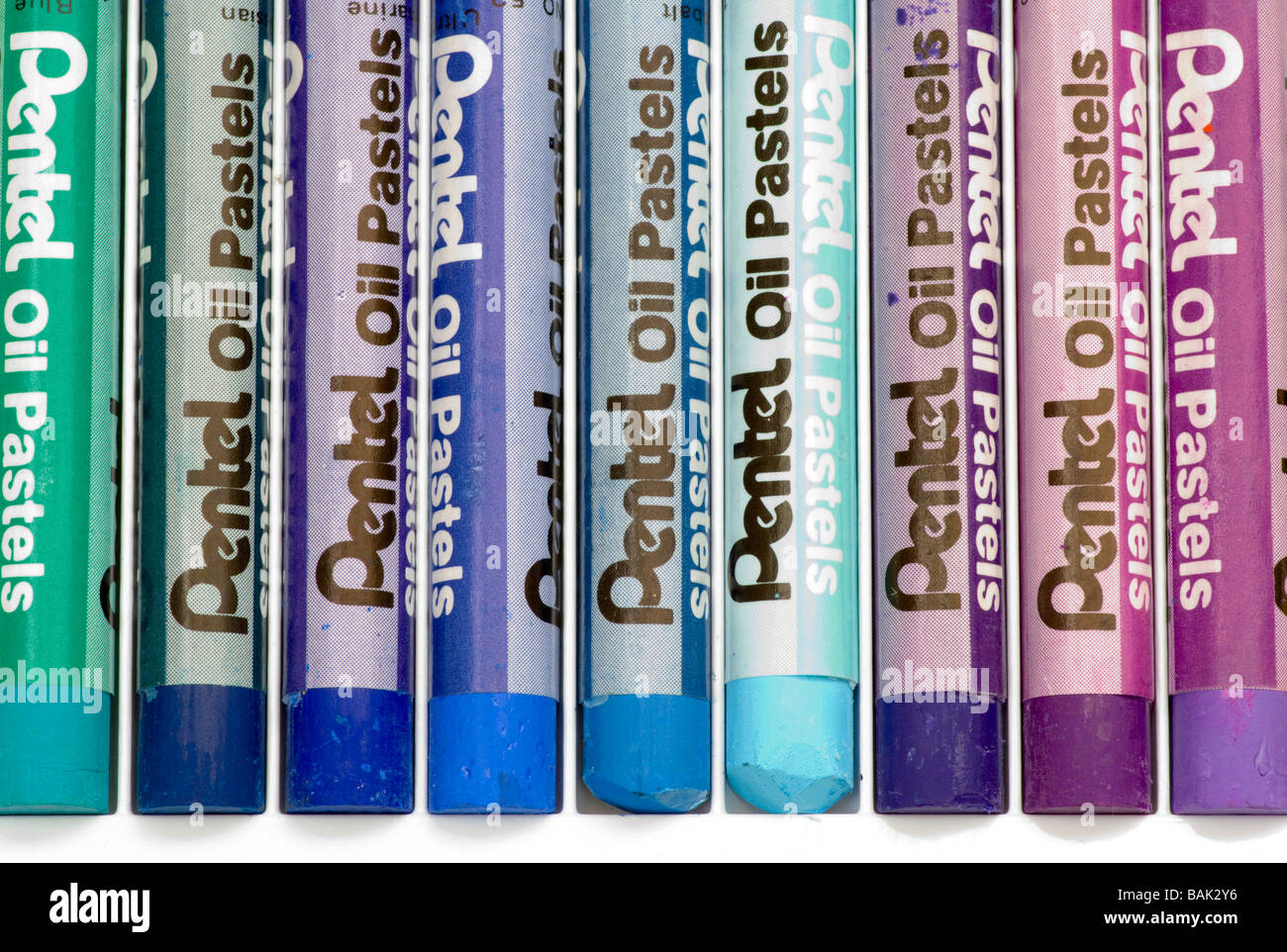 Schattierungen von blau Künstler farbige Oil Pastels Pastellkreiden Stockfoto