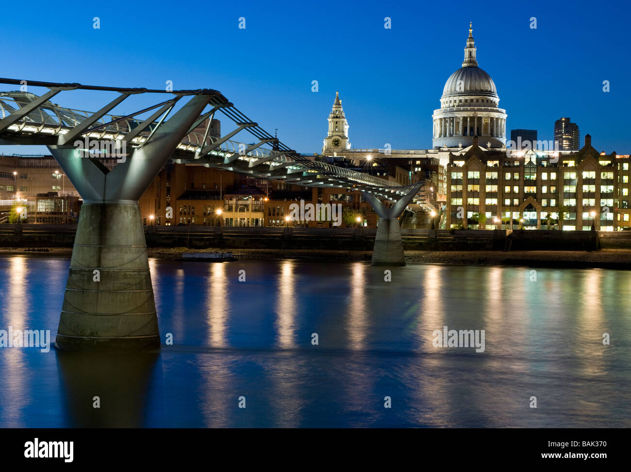 St Pauls Cathedral, die Millennium Bridge und die Themse bei Nacht, London, England, UK Stockfoto