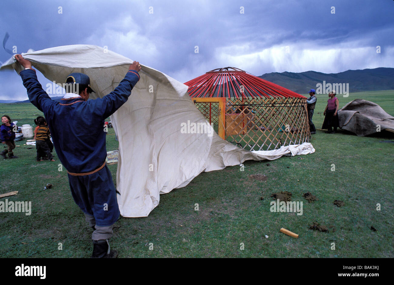 Mongolei, Provinz Arkhangai, Errichtung einer Jurte, Nomaden Stockfoto