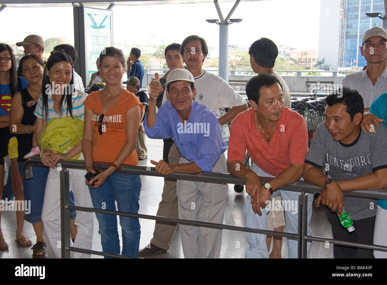 Menschen, die auf warteten am Tan Son Nhat International Airport in Ho-Chi-Minh-Stadt Vietnam ankommende Passagiere Stockfoto