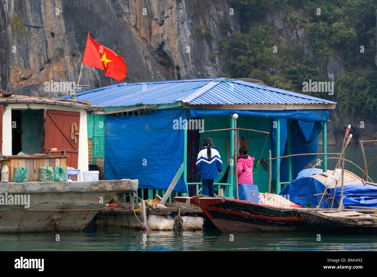 Schwimmendes Dorf in Ha Long Bay Vietnam Stockfoto