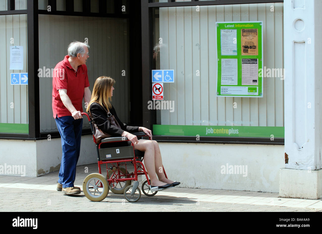 Arbeitsamt behinderte Frau im Rollstuhl, die einen Besuch mit ihrem männlichen Betreuer Stockfoto