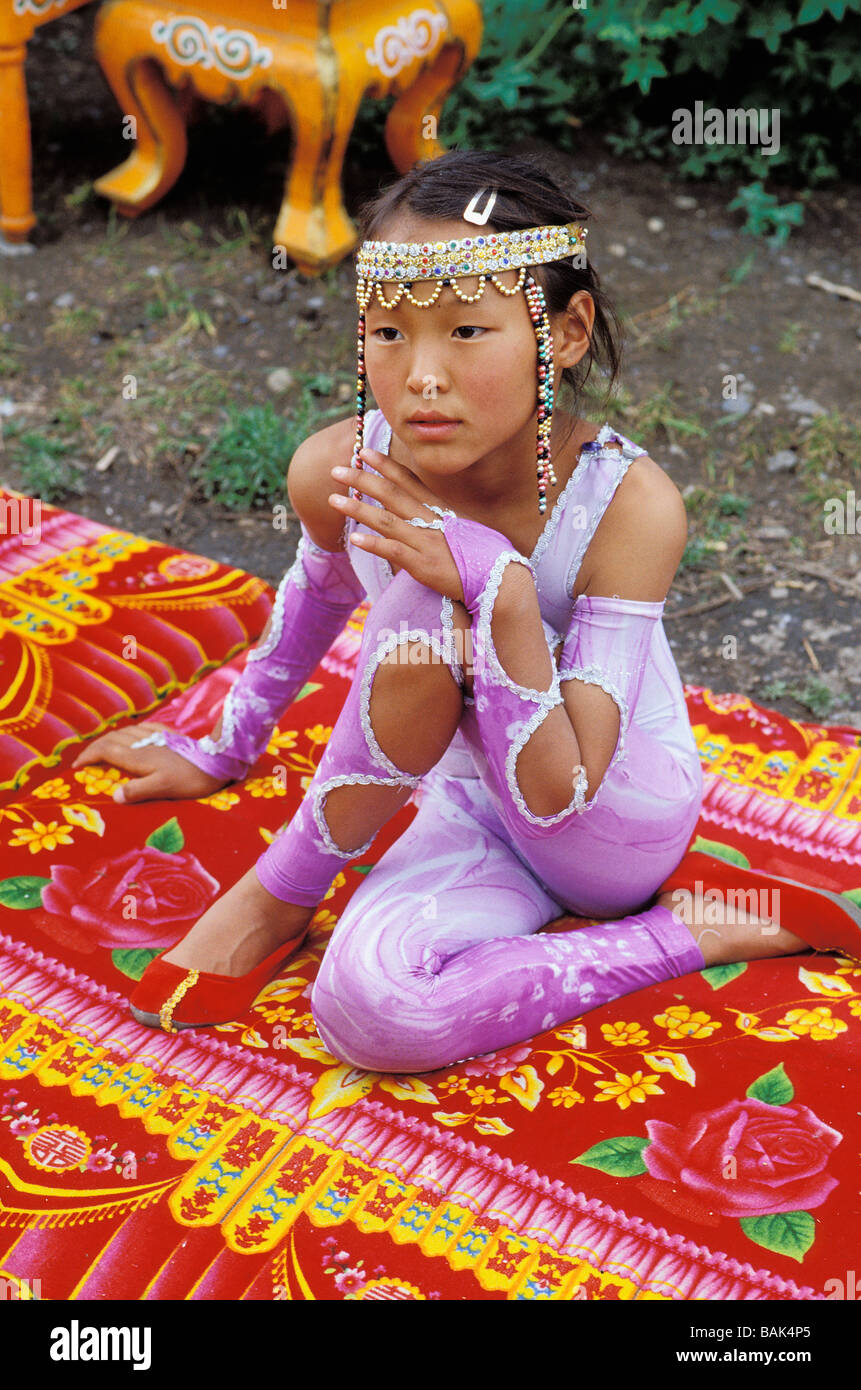 Mongolei, Ulaan Batar, Schule Contosionists, kleines Mädchen trainning Stockfoto