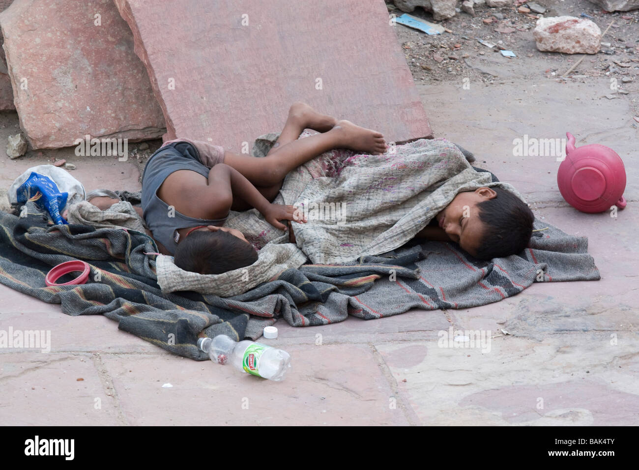 Indien-Delhi obdachlose Kinder Leben auf der Straße Stockfoto
