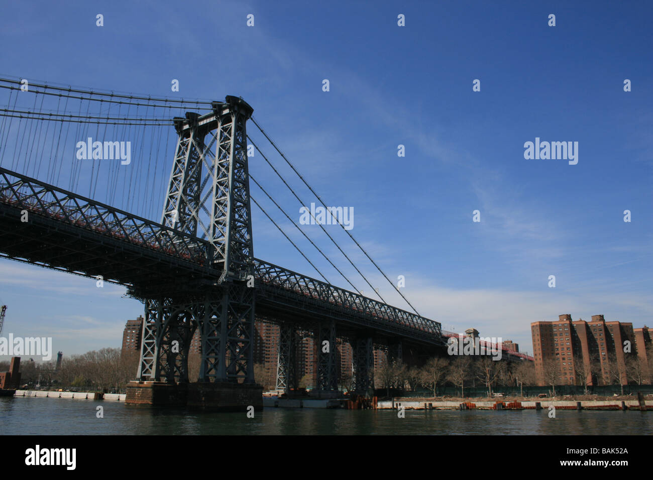 Williamsburg Bridge entlang des East River Stockfoto