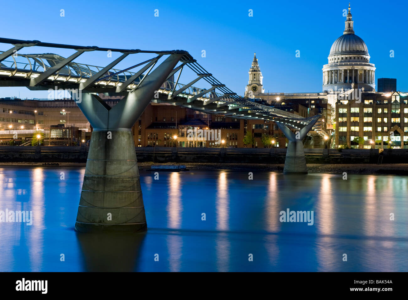 Die Millennium Bridge, St. Pauls Cathedral und der Themse bei Nacht, London, England, UK Stockfoto
