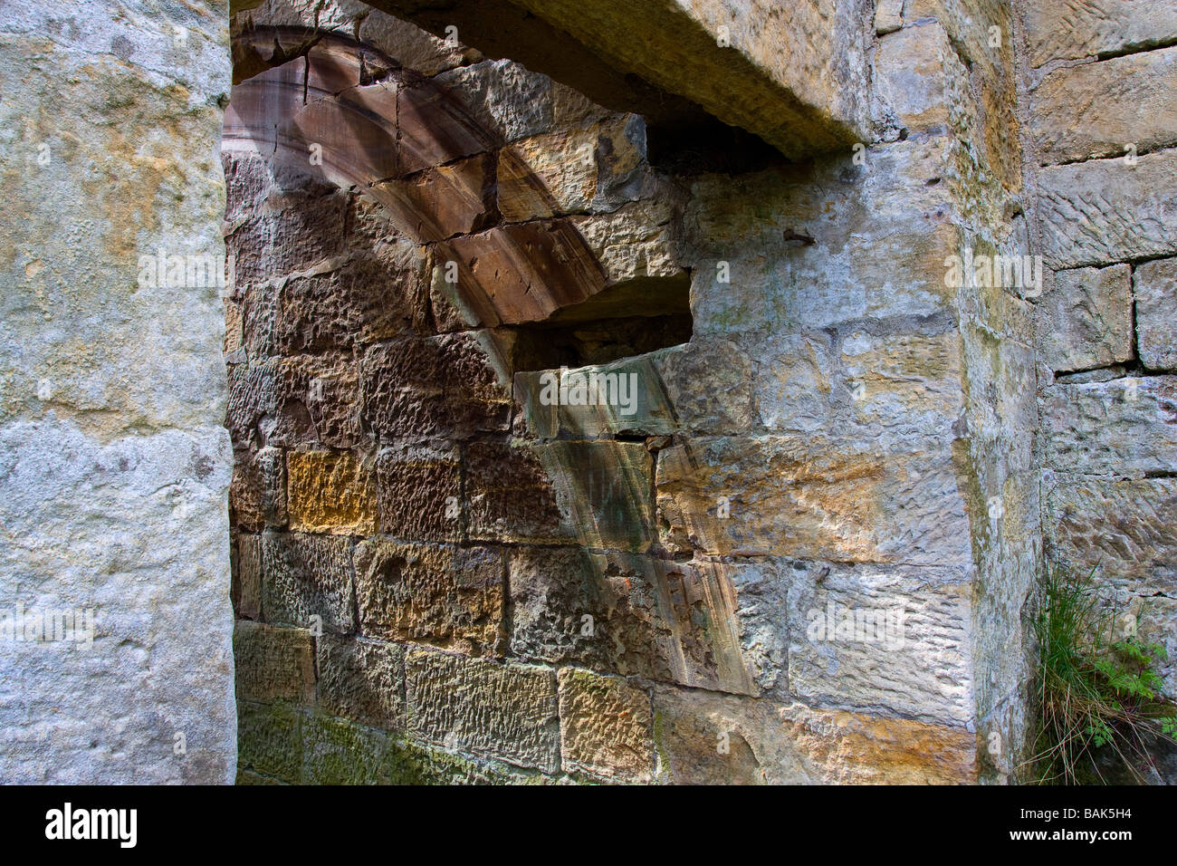 Detail der abgenutzten Stein auf alte Mühle am Fluss coquet, wo das Wasserrad reiben gewesen, wie sich herausstellte Stockfoto