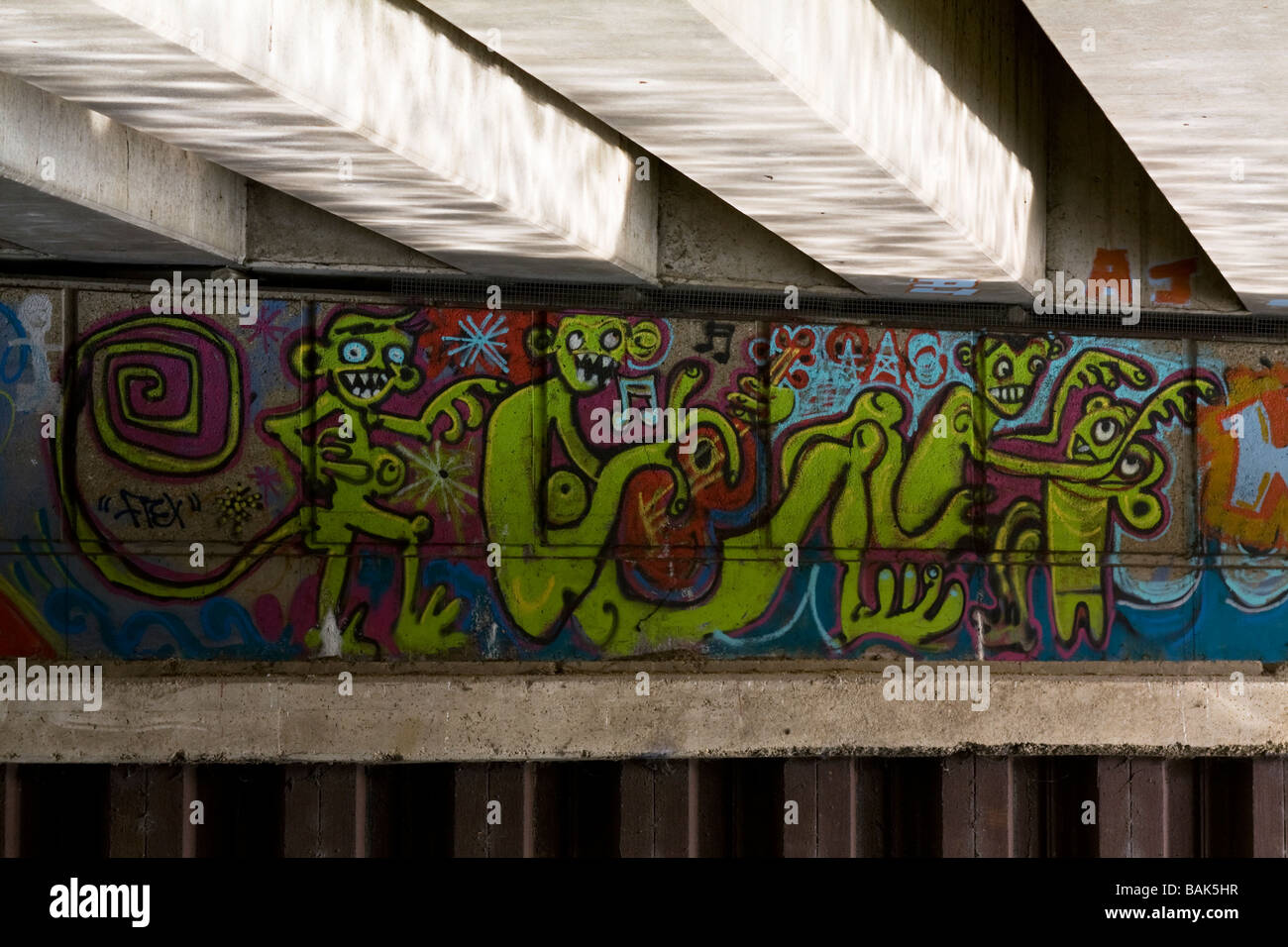 Graffiti unter einer Brücke am Hertford Union Kanal, London. VEREINIGTES KÖNIGREICH. Stockfoto