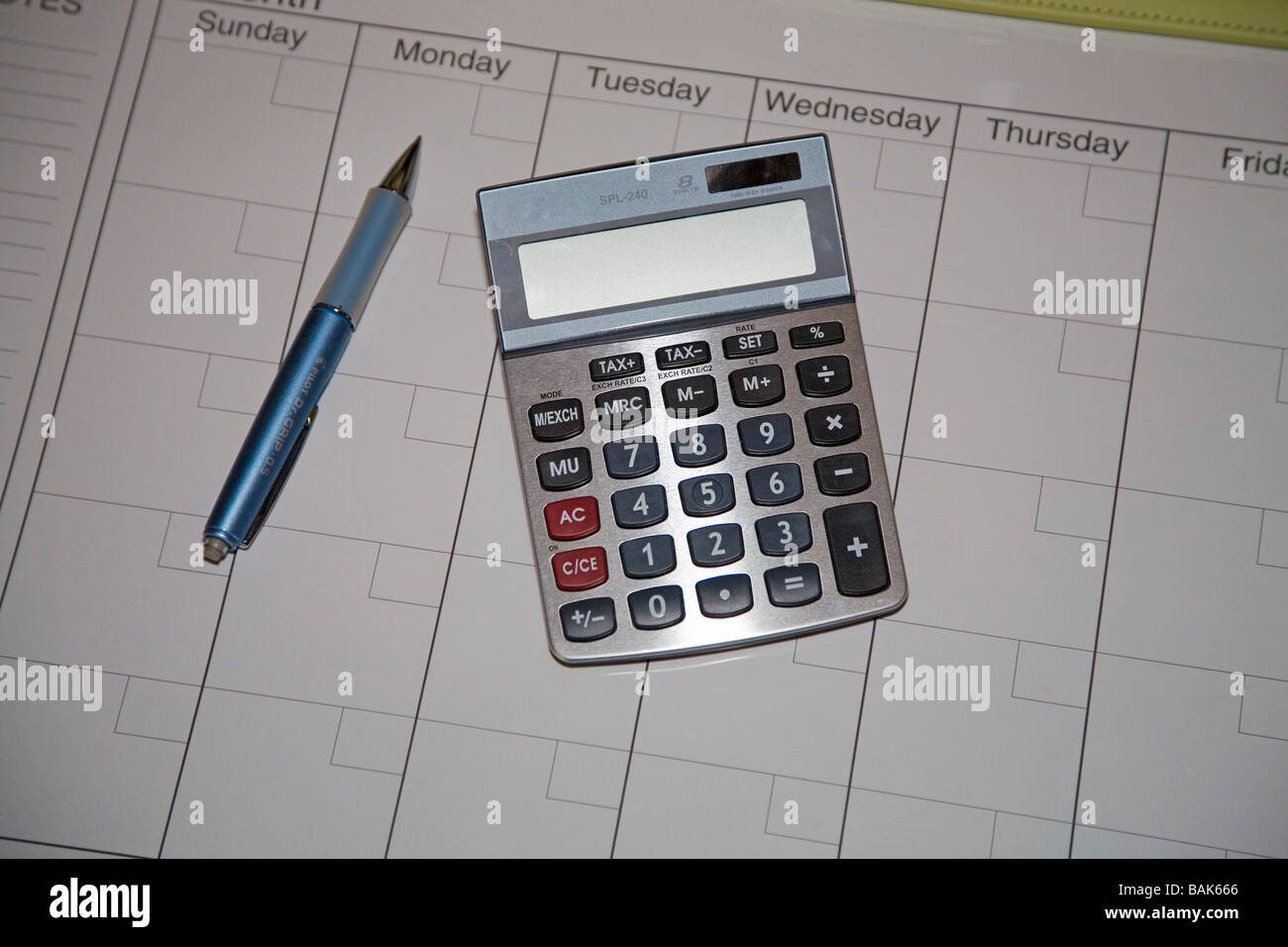 Eine kleine billige Handheld-Rechner und einen Tag Datum oder Planer Kalender mit einem Kugelschreiber Stockfoto