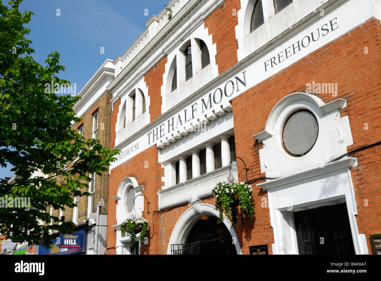 Das Half Moon Pub in Mile End Road Stepney London Stockfoto