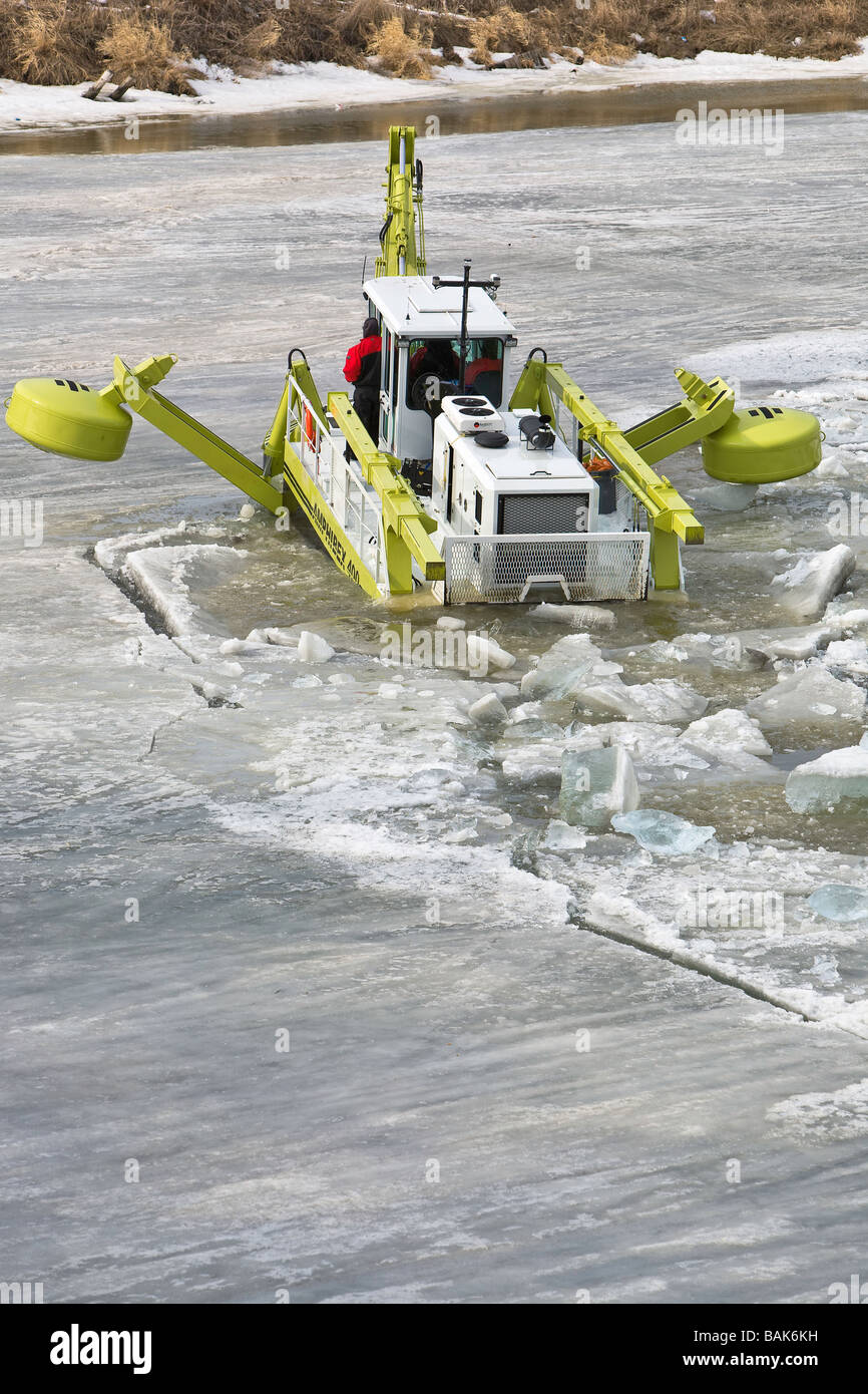 Amphibex Icebreaker Maschine Eis aufbrechen Staus auf den Red River in der Nähe von Selkirk, Manitoba, Kanada. Stockfoto