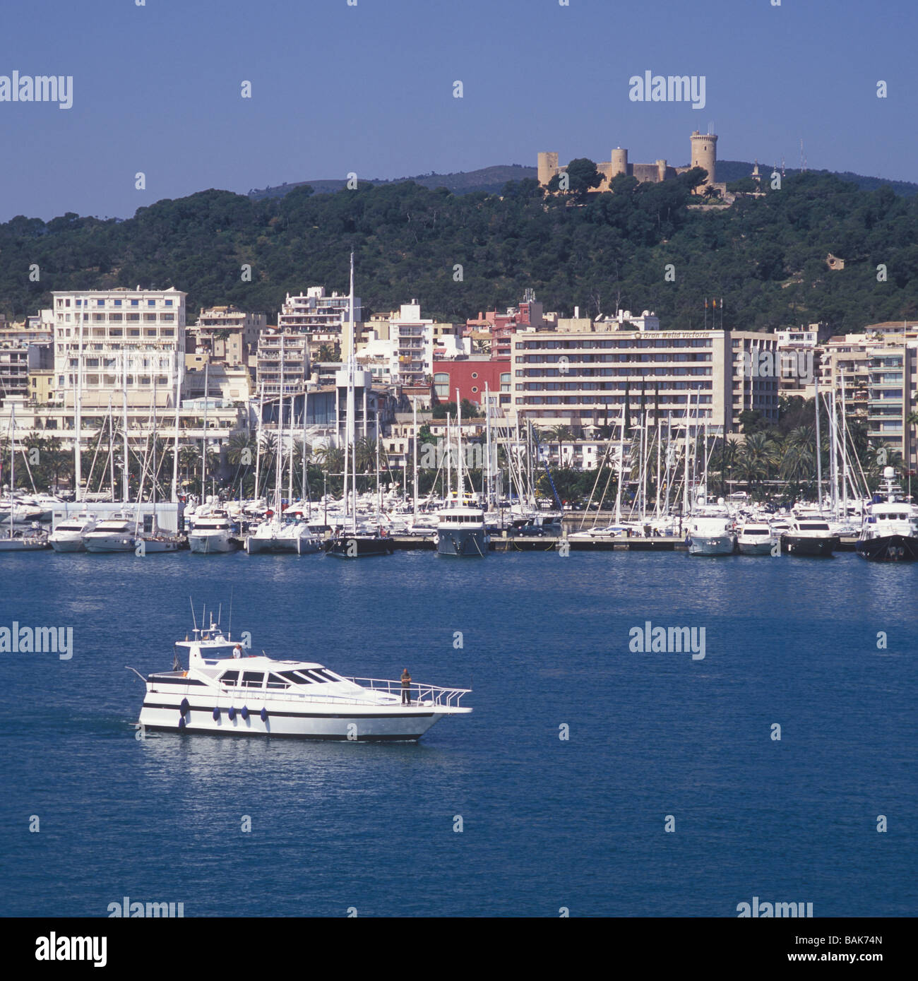 Motoryacht unterwegs für Palma International Boat Show 2009, mit der historischen Burg von Bellver und Paseo Maritimo im Hintergrund Stockfoto