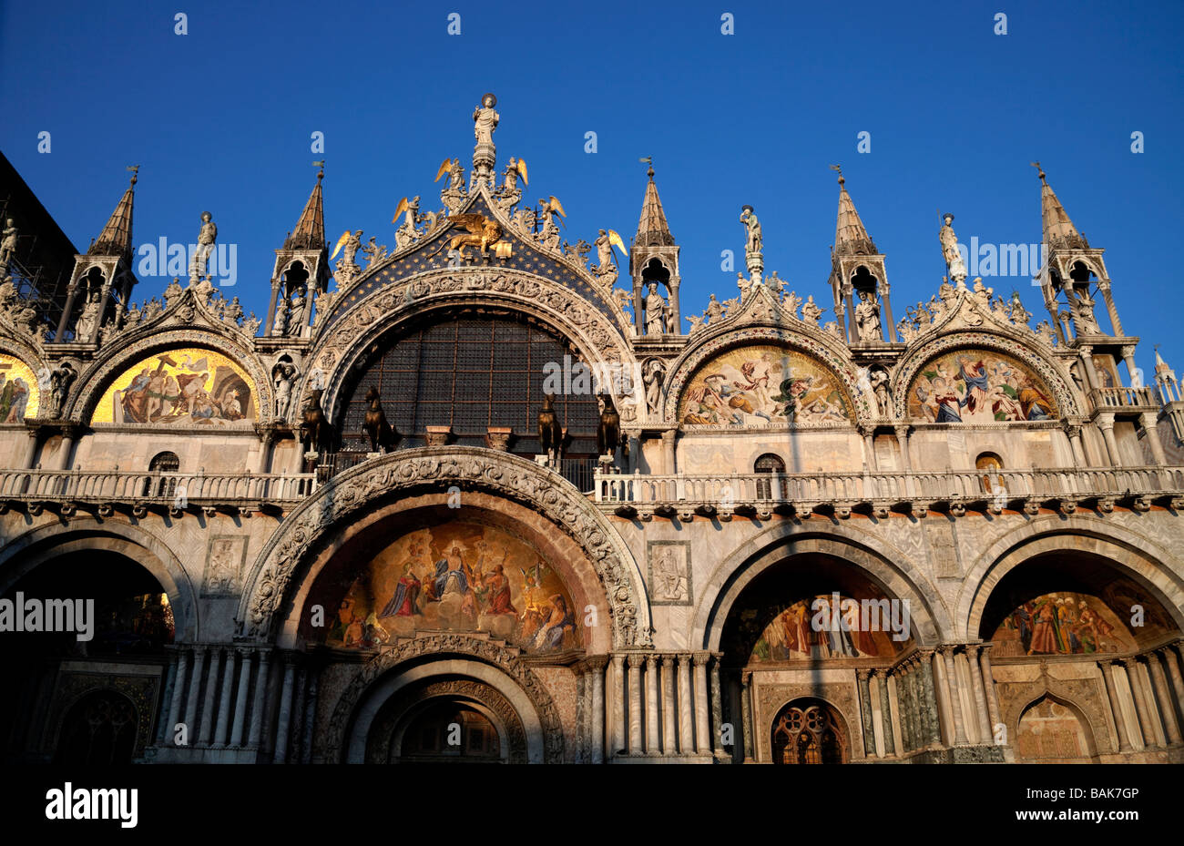 Markusplatz Basilika Basilika di San Marco Venedig Italien entfernt Stockfoto