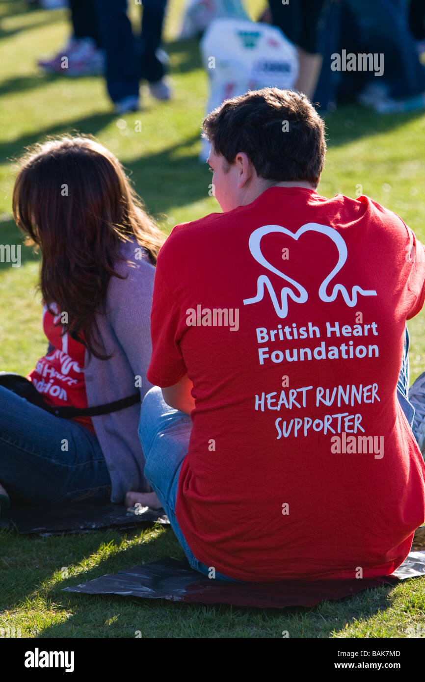 London-Marathon-Zuschauer tragen British Heart Foundation Fans t-Shirts Blackheath London UK Stockfoto