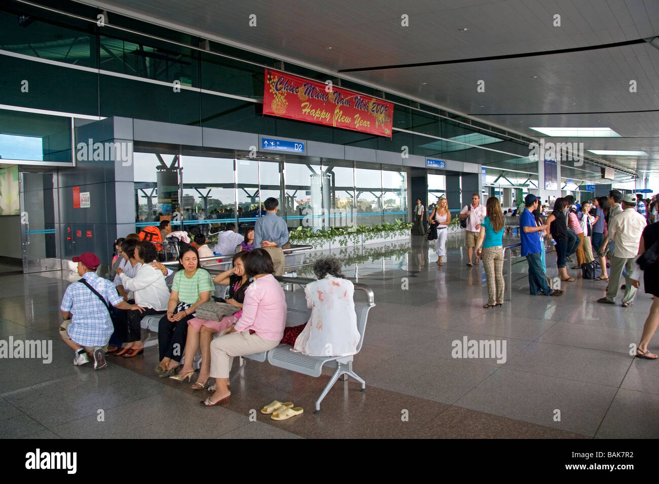 Menschen, die auf warteten am Tan Son Nhat International Airport in Ho-Chi-Minh-Stadt Vietnam ankommende Passagiere Stockfoto
