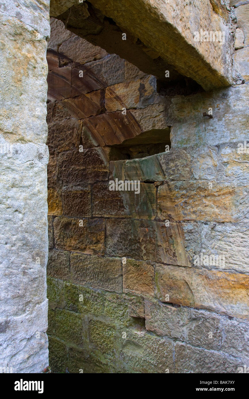 Detail der abgenutzten Stein auf alte Mühle am Fluss coquet, wo das Wasserrad reiben gewesen, wie sich herausstellte Stockfoto