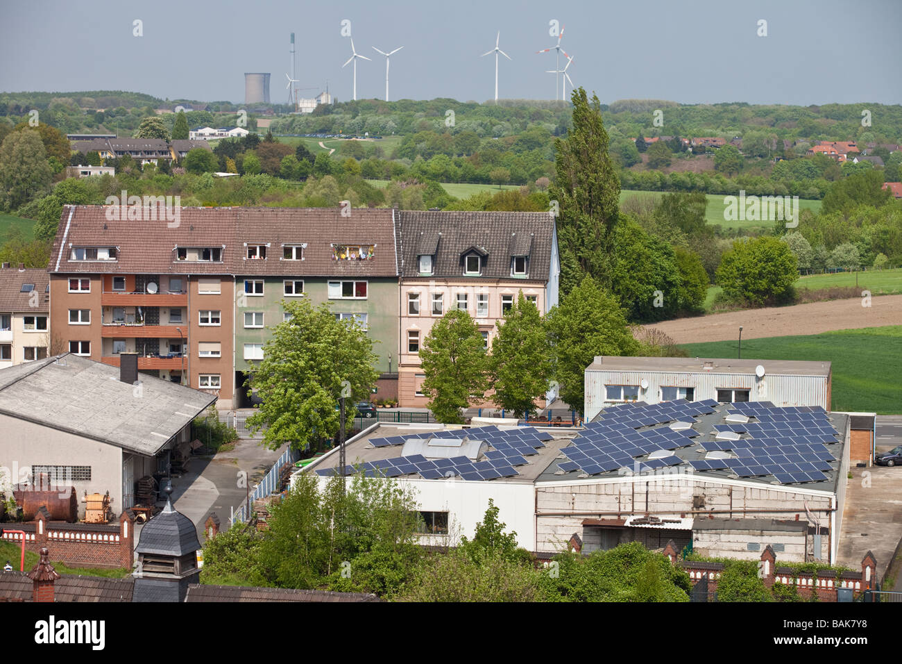 Landschaft mit Windrädern und Solarbatterien auf Dächern in Dortmund,  Deutschland Stockfotografie - Alamy