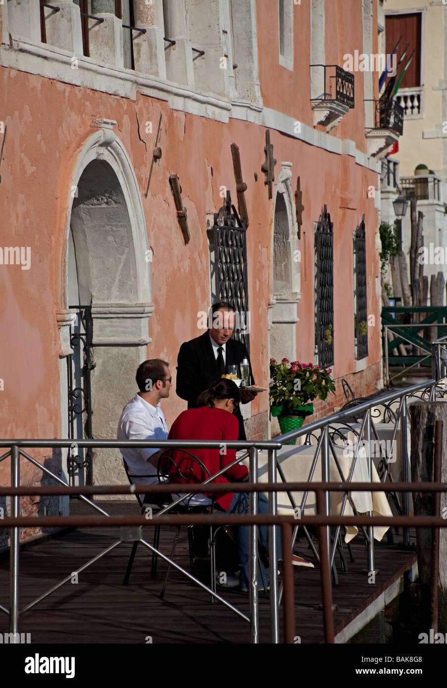 Kellner-Service-Venedig-Italien Stockfoto