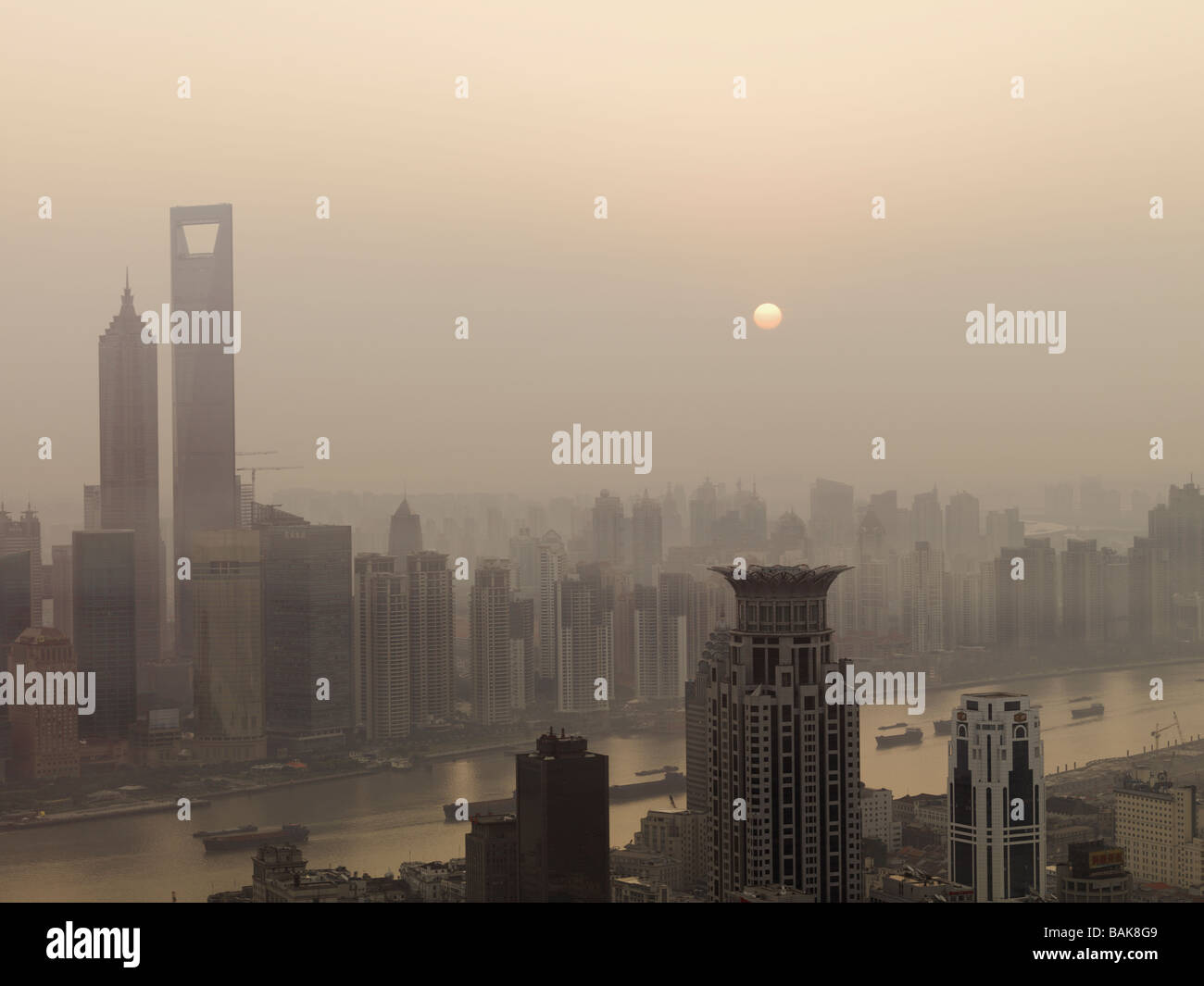 Dunstigen Himmel über eine weitläufige Shanghai wegen Verschmutzung. Stockfoto