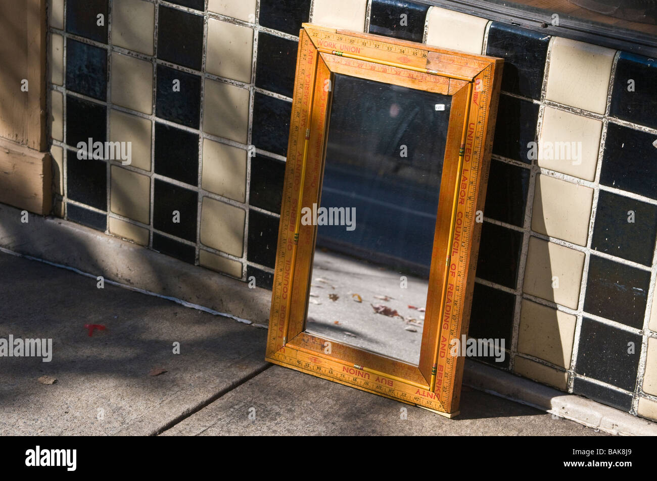 Spiegel auf Bürgersteig Stockfoto