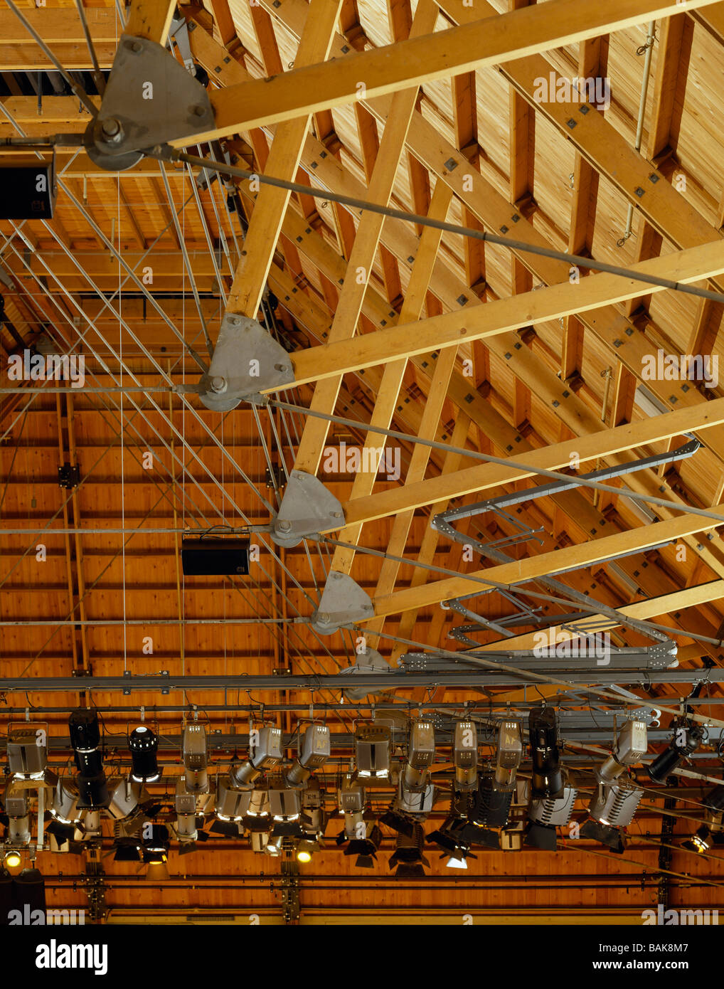 Snape Maltings concert Hall (Aldeburgh Produktionen) Detail Beleuchtung Rig  und Balken Stockfotografie - Alamy