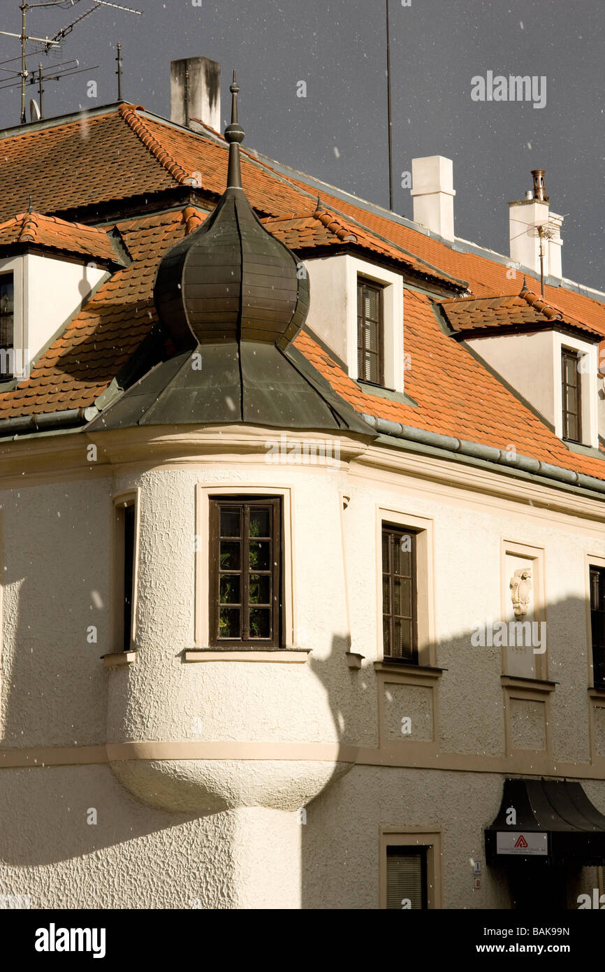 Haus in der Stadt Mikulov oder Nikolsburg mit Türmen Fenster und Zwiebelturm Dach Stockfoto