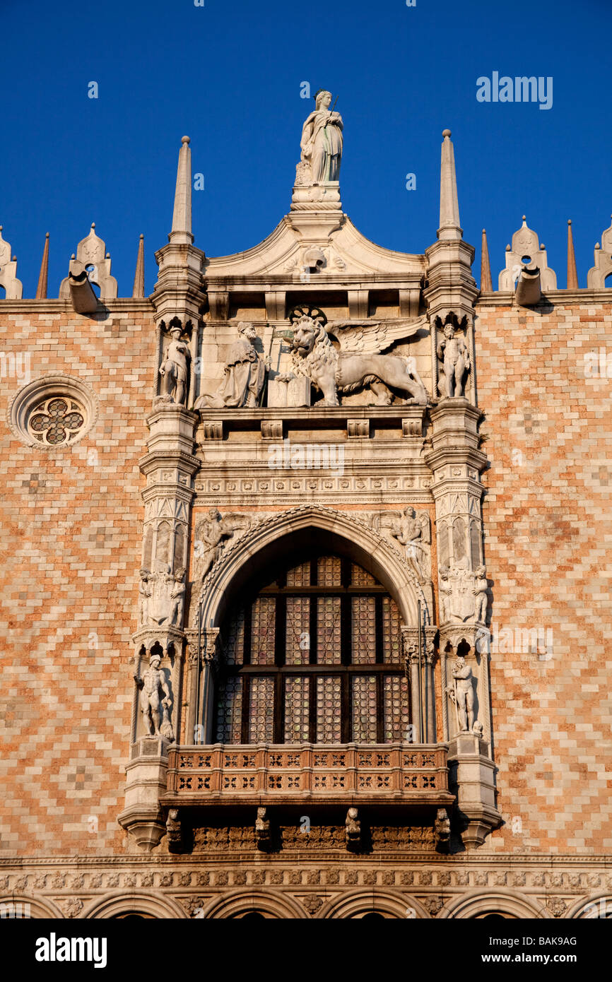 Architektonische Details von St. Marks Basilica, Basilica di San Marco Venice Italy square Stockfoto