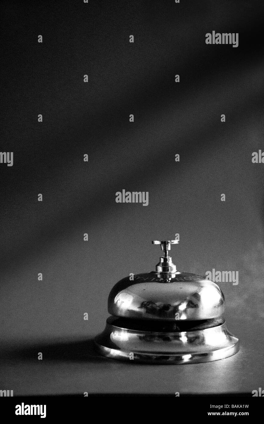 Ein Concierge oder Service Rezeption Messing Metall Glocke in Schwarz und Weiß mit Kopie Raum oder Leerzeichen Stockfoto