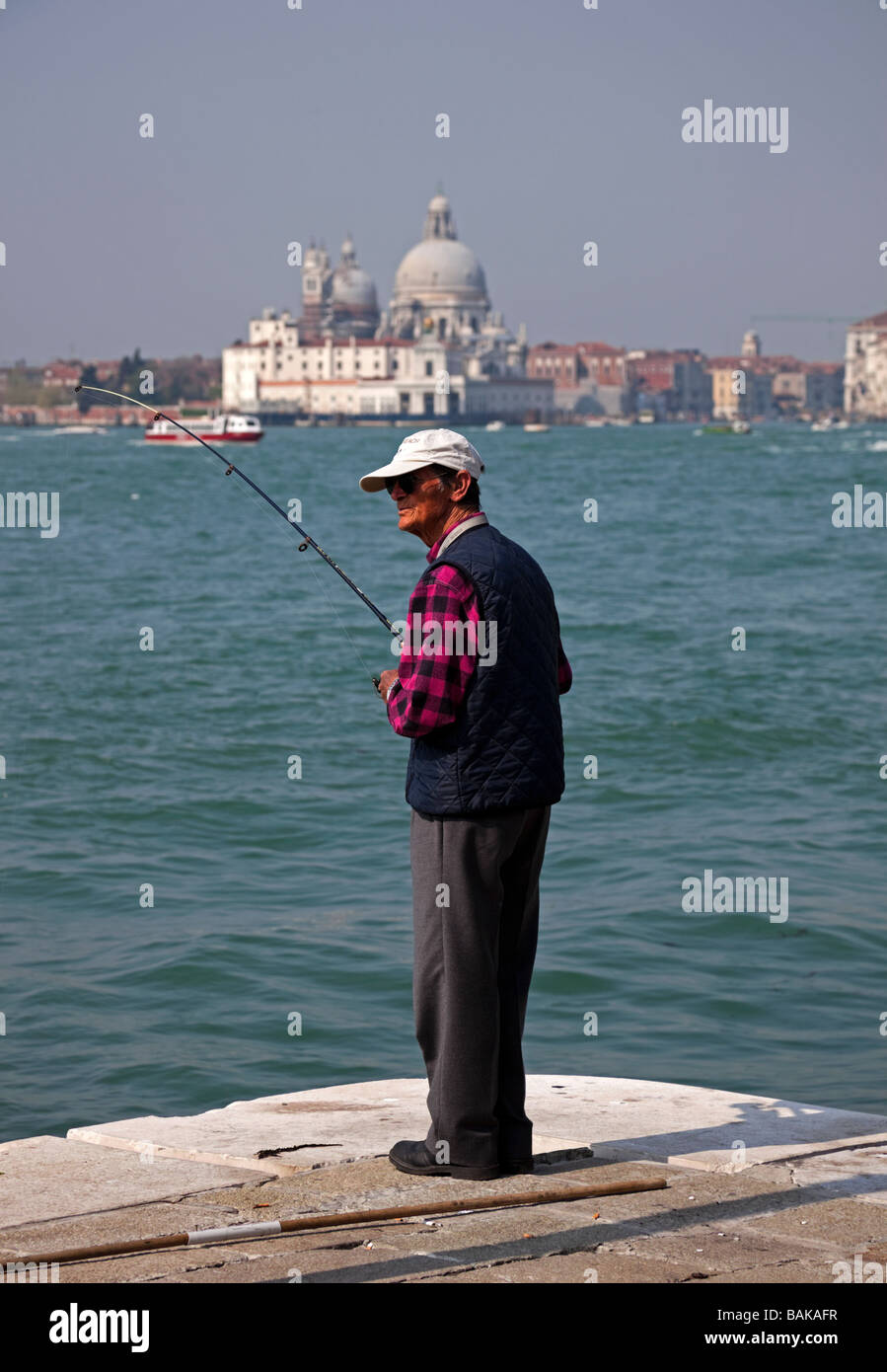 Alter Mann Angeln Bacino di San Marco Venice Italy entspannende Freizeit Stockfoto